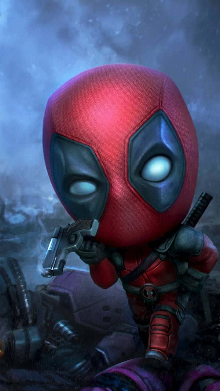 Deadpool Cartoon 桌布 壁紙 — 身穿紅黑戰衣的Q版死侍，在煙霧瀰漫的灰色背景中，手持手槍，雙眼發光。