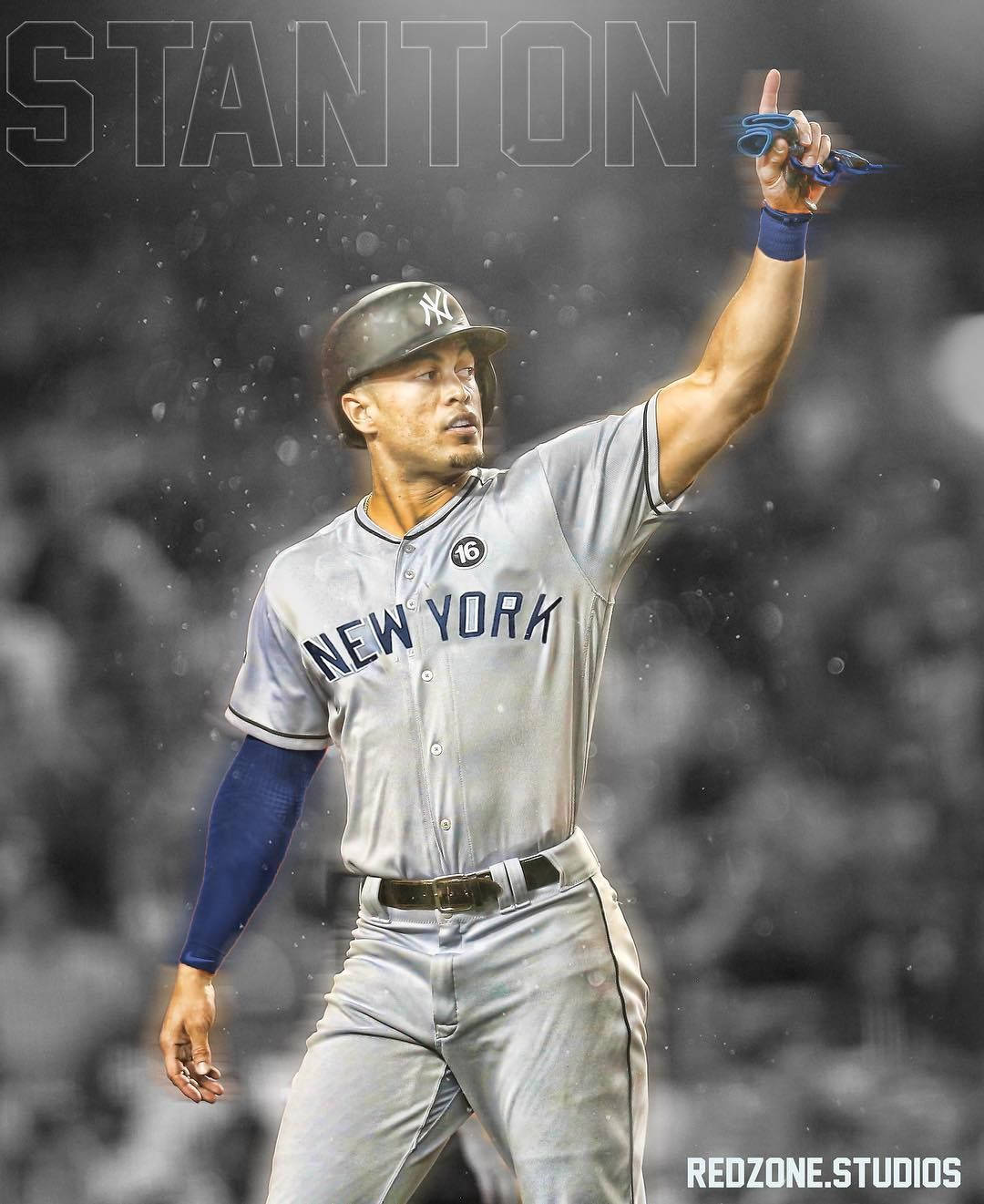 棒球手 Stanton 在雨中穿著紐約洋基隊球衣慶祝勝利。