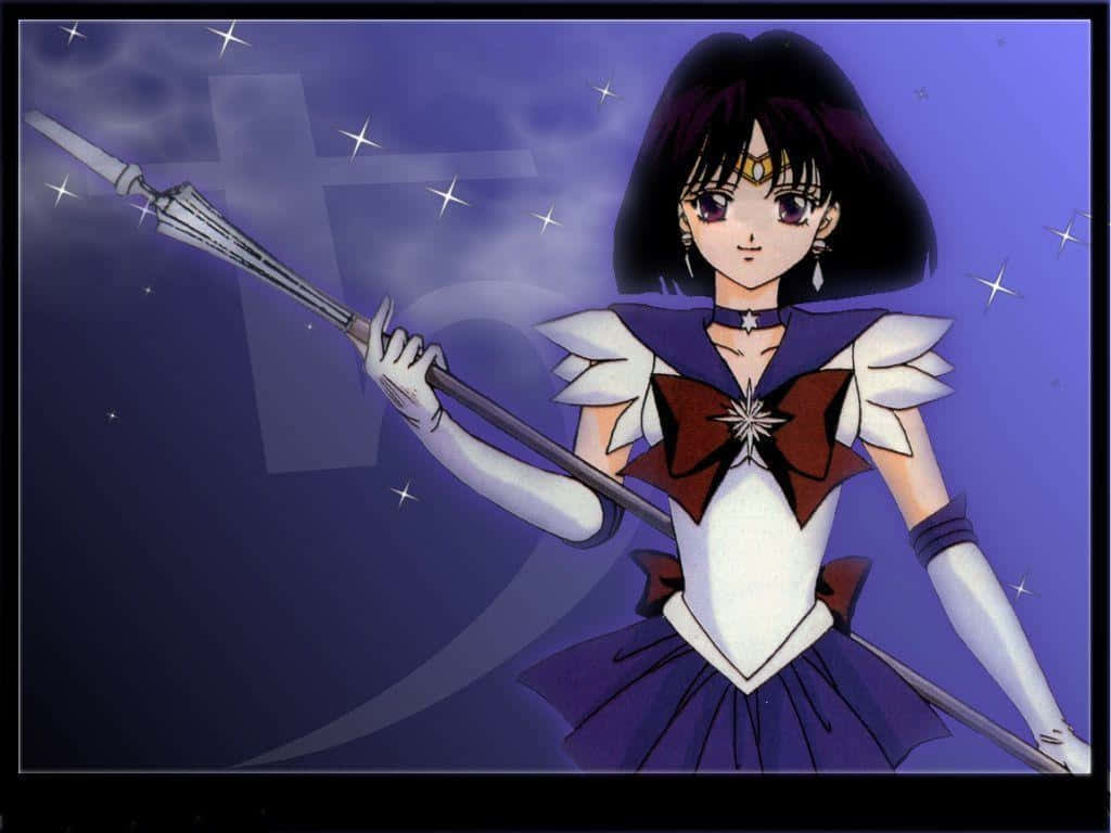 Sailor Saturn 桌布 壁紙 — 身穿紫色和白色制服的動漫戰士，在繁星夜空下，手持發光長矛，散發出神秘光環。