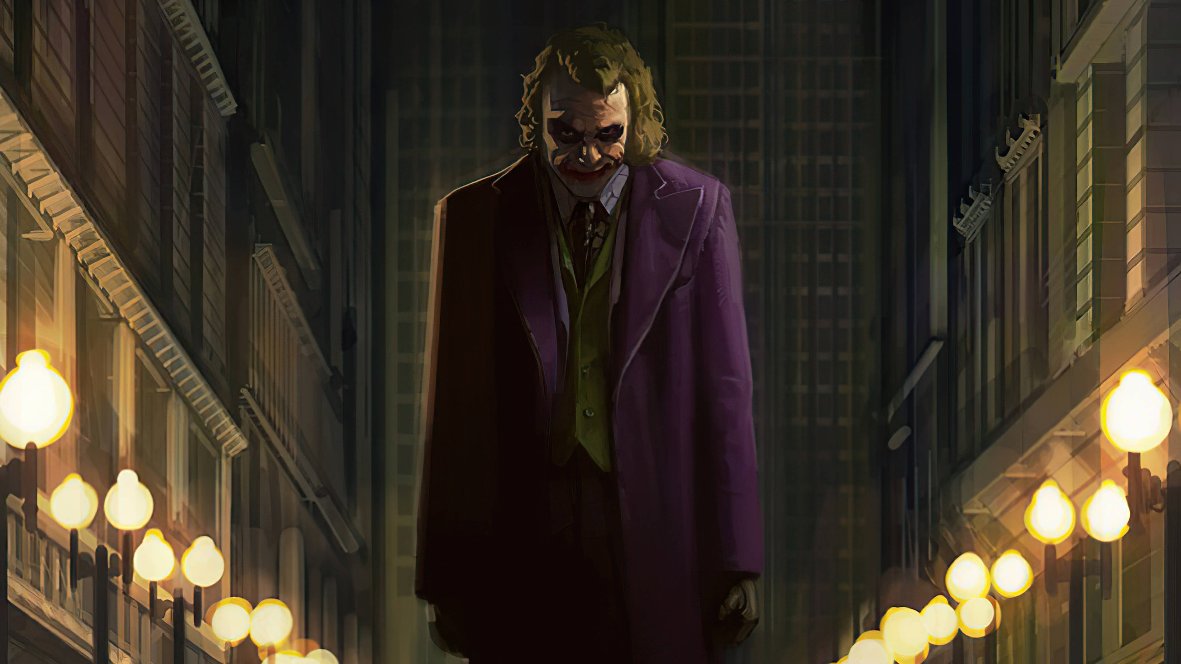 Joker Laughing 桌布 壁紙 — 身穿紫色外套的小丑在溫暖發光街燈照亮的狹窄城市小巷中威嚇地站立。
