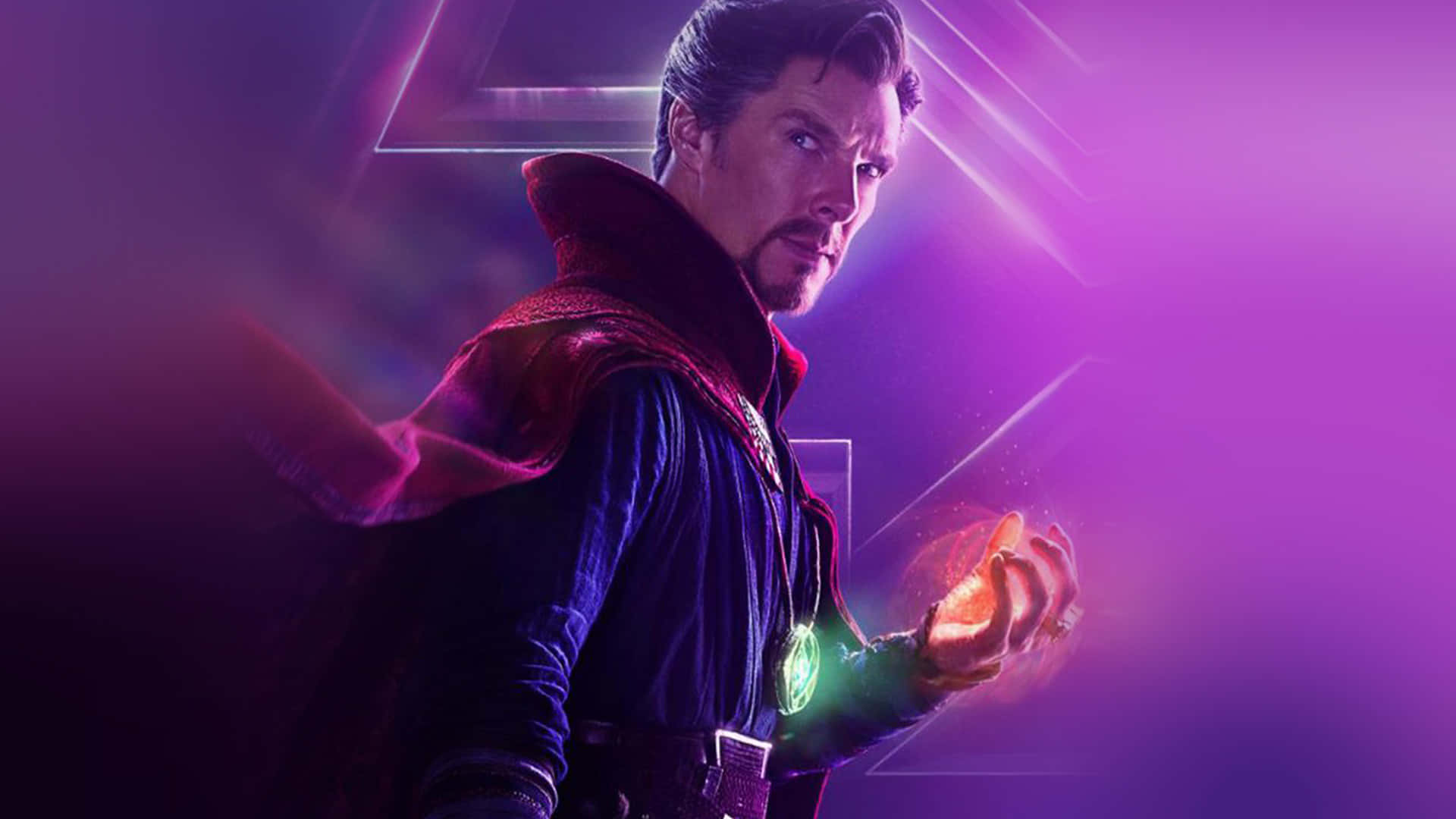 Dr Strange 桌布 壁紙 — 身穿紫色斗篷的奇異博士，在耀眼的紫色背景下，以強烈的專注力引導發光的橙色能量。