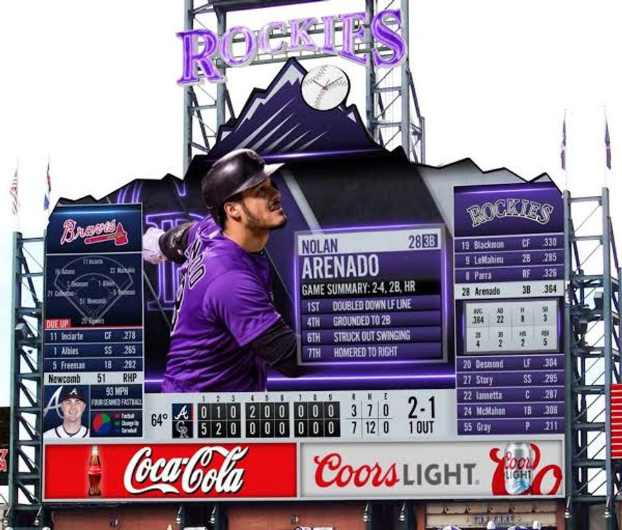 運動 桌布 壁紙 — 身穿紫色球衣的棒球選手 Nolan Arenado 站在一個巨大的記分牌前，記分牌上顯示比賽統計數據和球隊標誌。