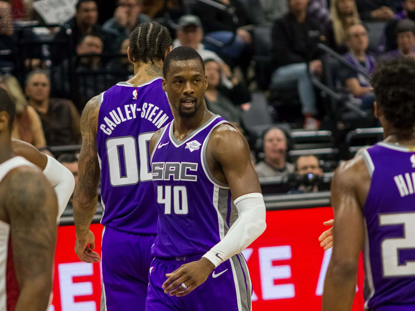 NBA 桌布 壁紙 — 身穿紫色球衣的沙加緬度國王隊籃球運動員在比賽中互動，背景有球迷。