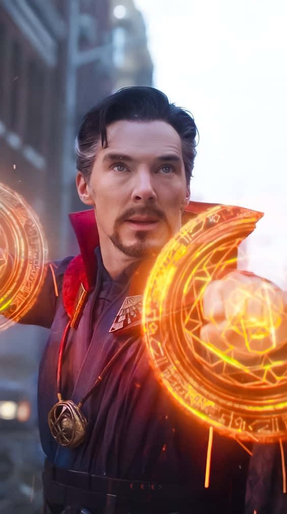 Doctor Strange 2 桌布 壁紙 — 身穿紫色長袍的奇異博士正在引導發光的橙色神秘能量，複雜的圓形符文漂浮在他周圍。