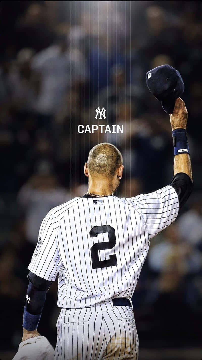 Derek Jeter 桌布 壁紙 — 身穿細條紋制服的棒球隊隊長在球場燈光下向球迷舉起帽子。