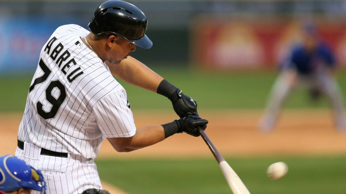 jose abreu 桌布 壁紙 — 身穿細條紋球衣的棒球選手Abreu在日間比賽中揮棒擊球。