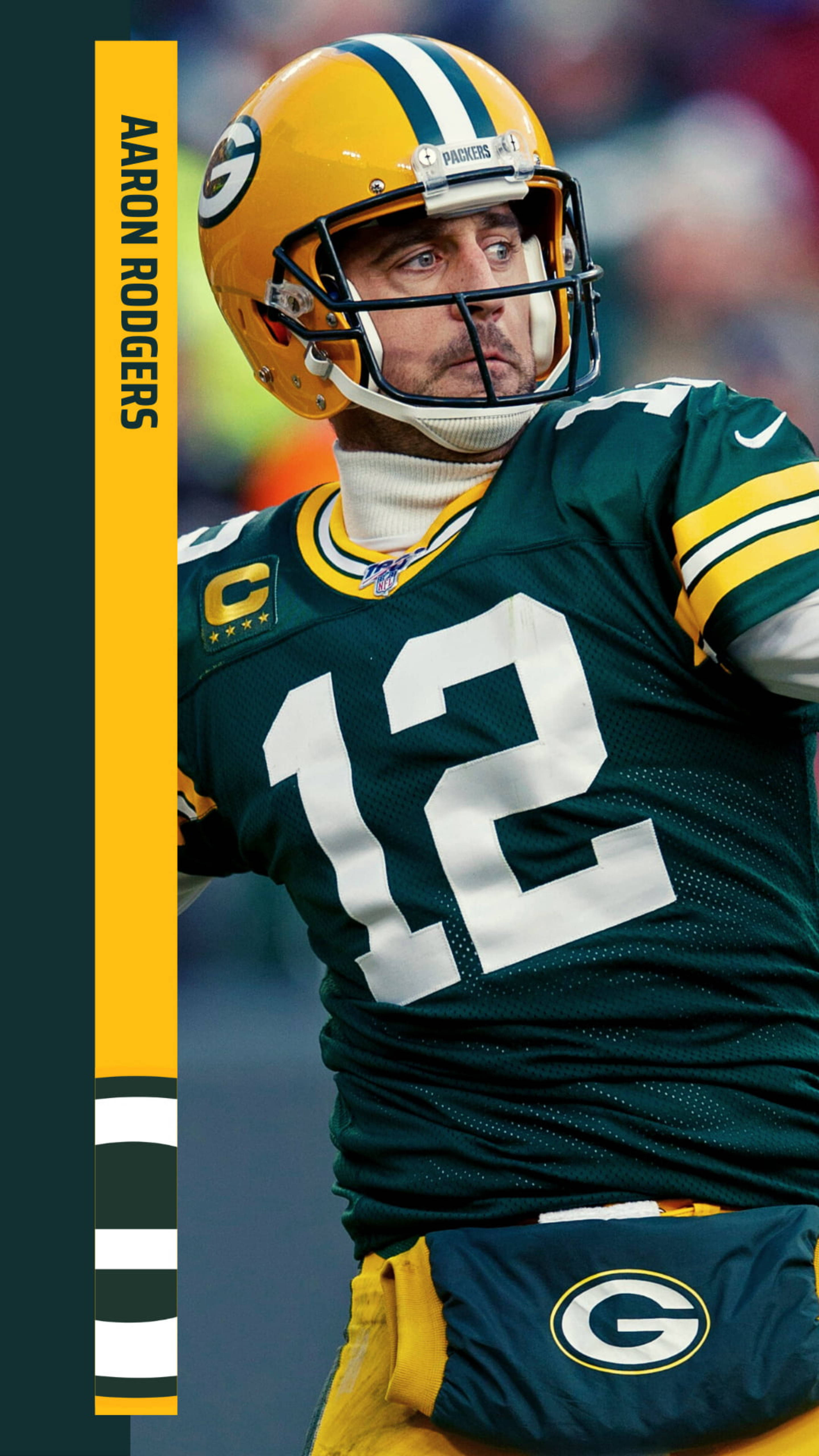 Aaron Rodgers 桌布 壁紙 — 身穿綠灣包裝工隊球衣的阿隆·羅傑斯在美式足球比賽中專注，背景為模糊的體育場。