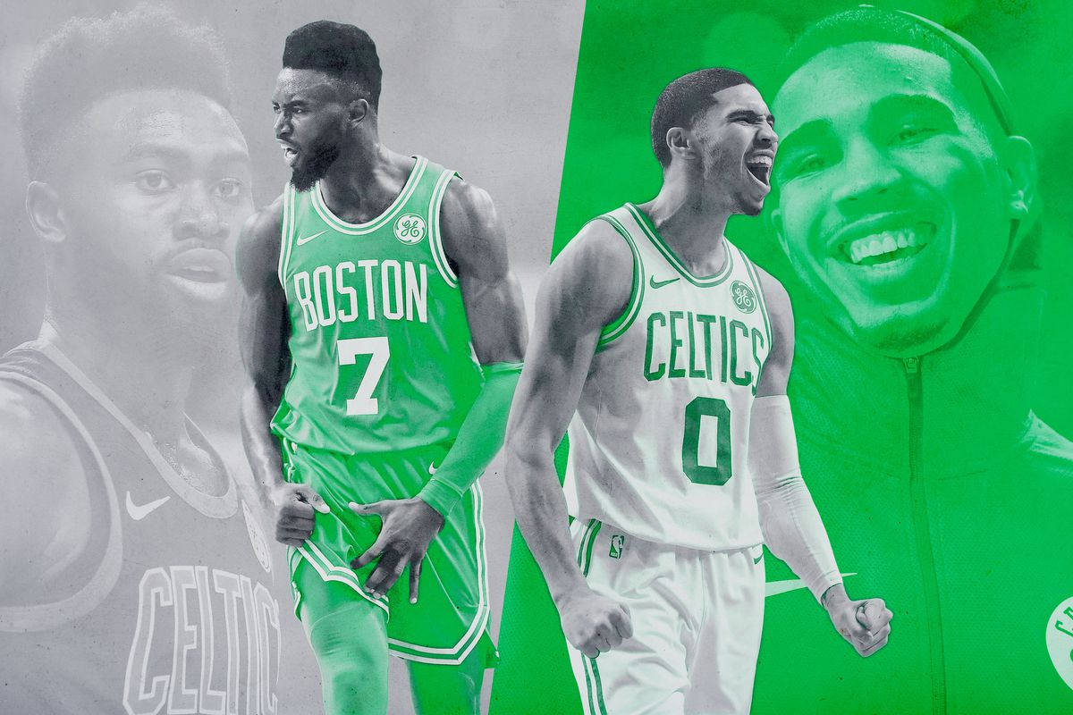 Jaylen Brown 桌布 壁紙 — 身穿綠色和白色球衣的動感波士頓塞爾提克籃球運動員，在分裂的黑白和充滿活力的綠色背景下，以強烈的表情慶祝。