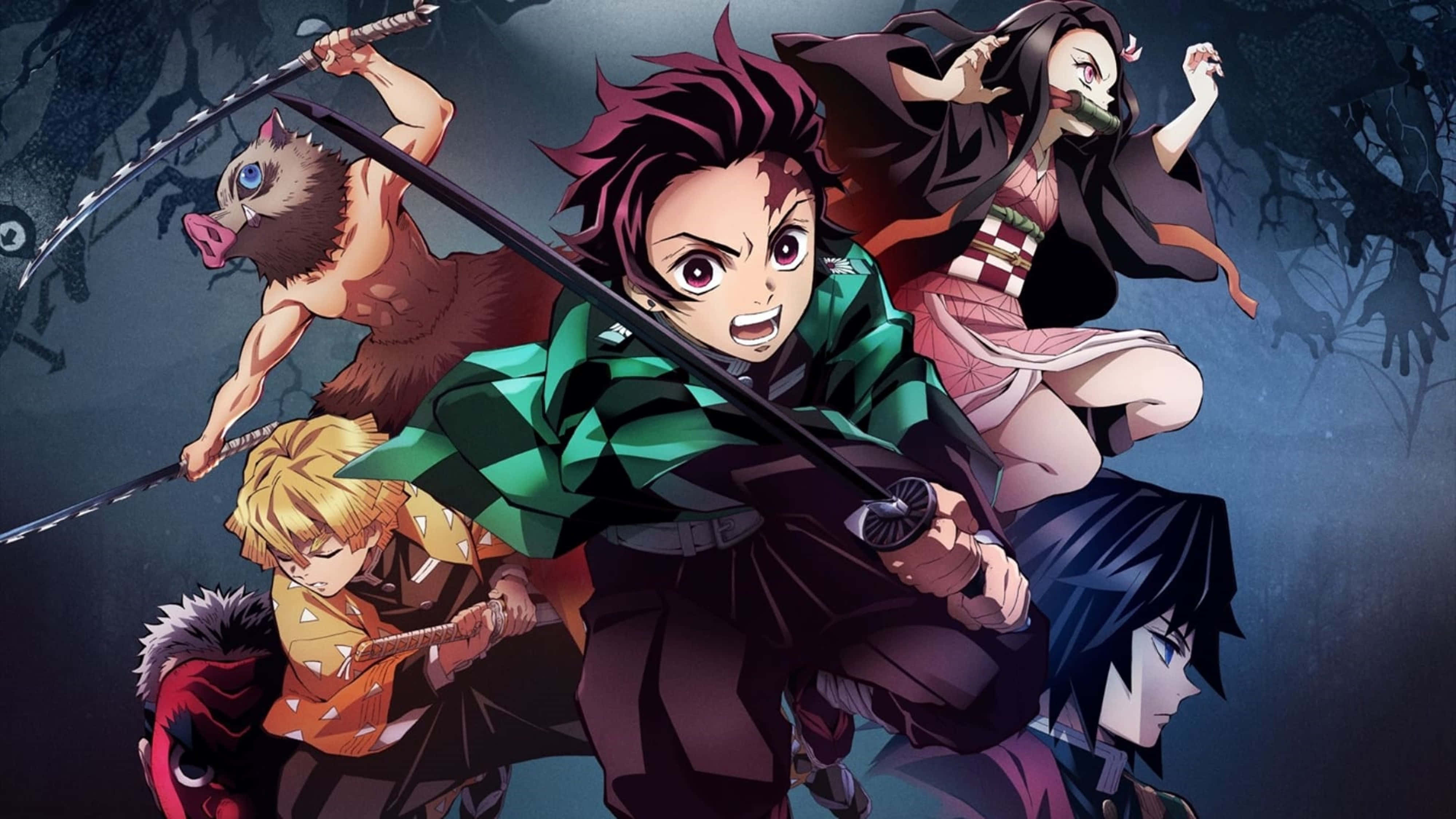 Demon Slayer Zenitsu 4K 桌布 壁紙 — 身穿綠色和粉紅色服裝的動態動漫戰士在黑暗月光下的森林樹冠下與惡魔生物發生衝突。