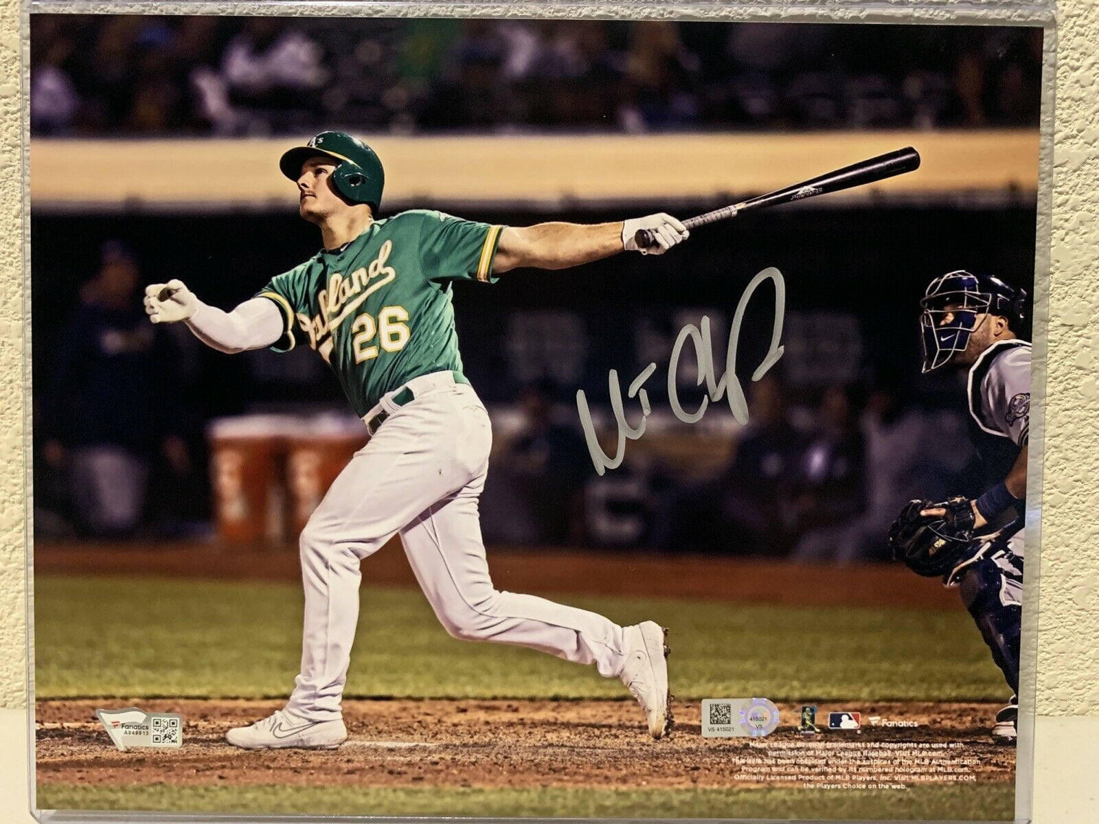 baseball bat 桌布 壁紙 — 身穿綠色奧克蘭26號球衣的棒球運動員在夜間擊出全壘打後，在捕手背景下衝回本壘。
