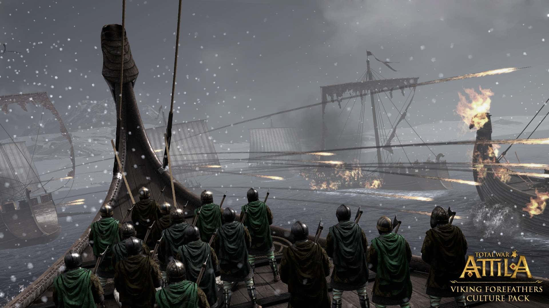 HD Total War Attila 桌布 壁紙 — 身穿綠色斗篷的維京戰士站在雪海中的長船上，遠處敵船在暴風雨的天空下燃燒。
