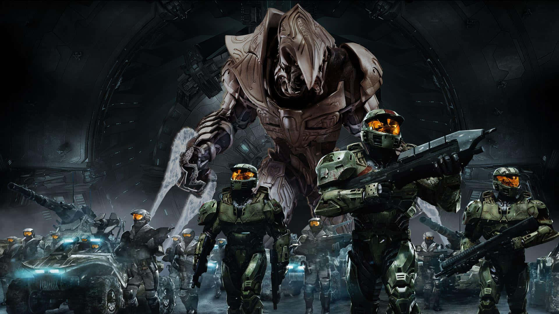 Halo Red Team 桌布 壁紙 — 身穿綠色盔甲的士兵在黑暗的科幻機庫中，手持發光武器，面對一個高大的外星軍閥。