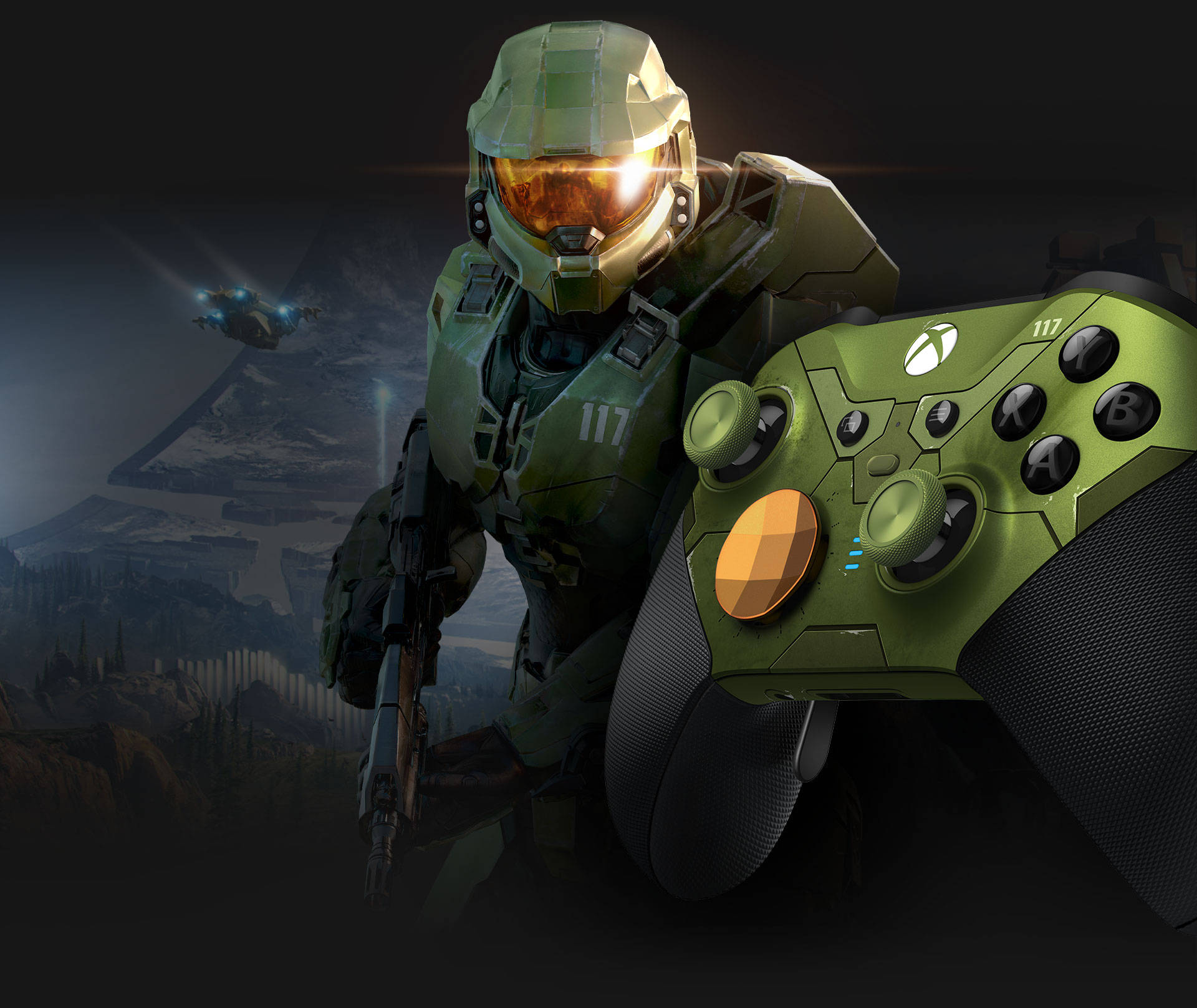 X 桌布 壁紙 — 身穿綠色盔甲的士官長在黑暗科幻戰場背景下手持Xbox控制器。