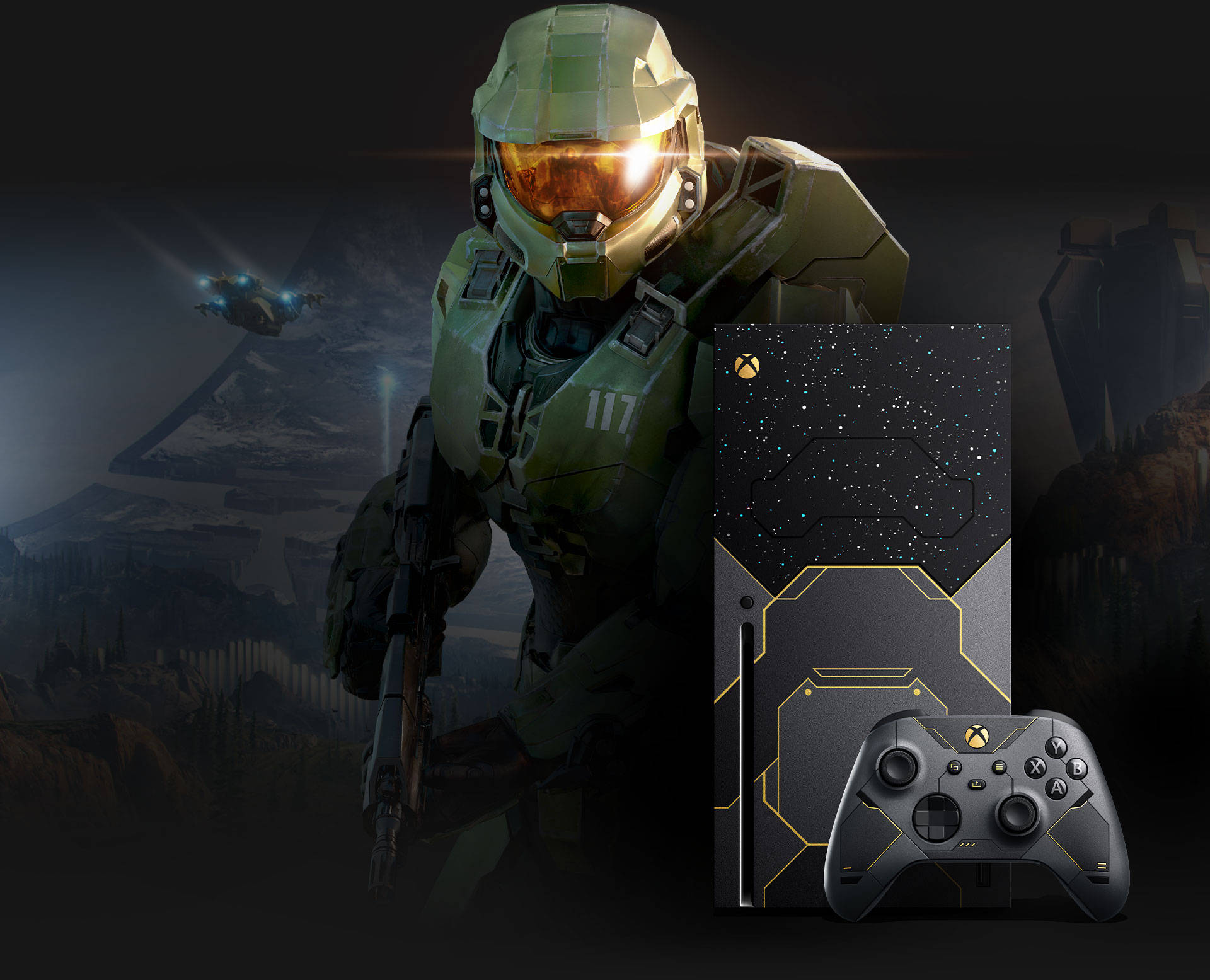 X 桌布 壁紙 — 身穿綠色盔甲的士官長站在黑色Xbox主機和帶有金色點綴的控制器旁邊，背景是黑暗的科幻景觀。