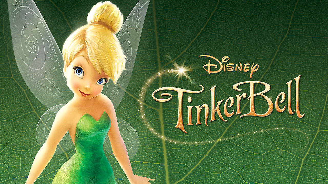 Tinker Bell 桌布 壁紙 — 身穿綠色連衣裙、擁有半透明翅膀的小叮噹站在大片葉子背景前，帶有迪士尼標題。