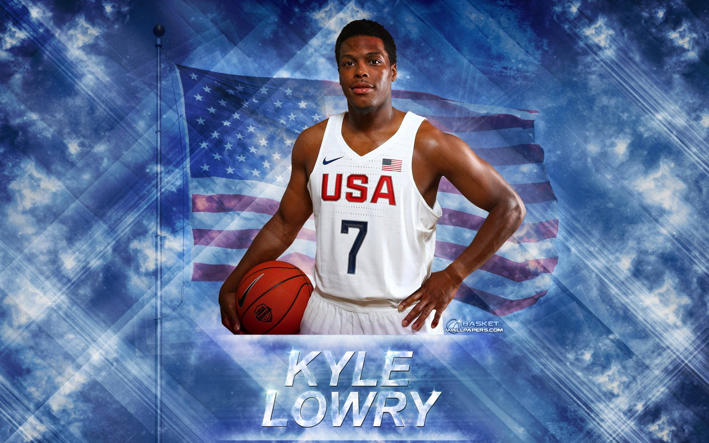 Lowry 桌布 壁紙 — 身穿美國球衣的籃球運動員凱爾·洛瑞在動態藍天和美國國旗背景下持球。