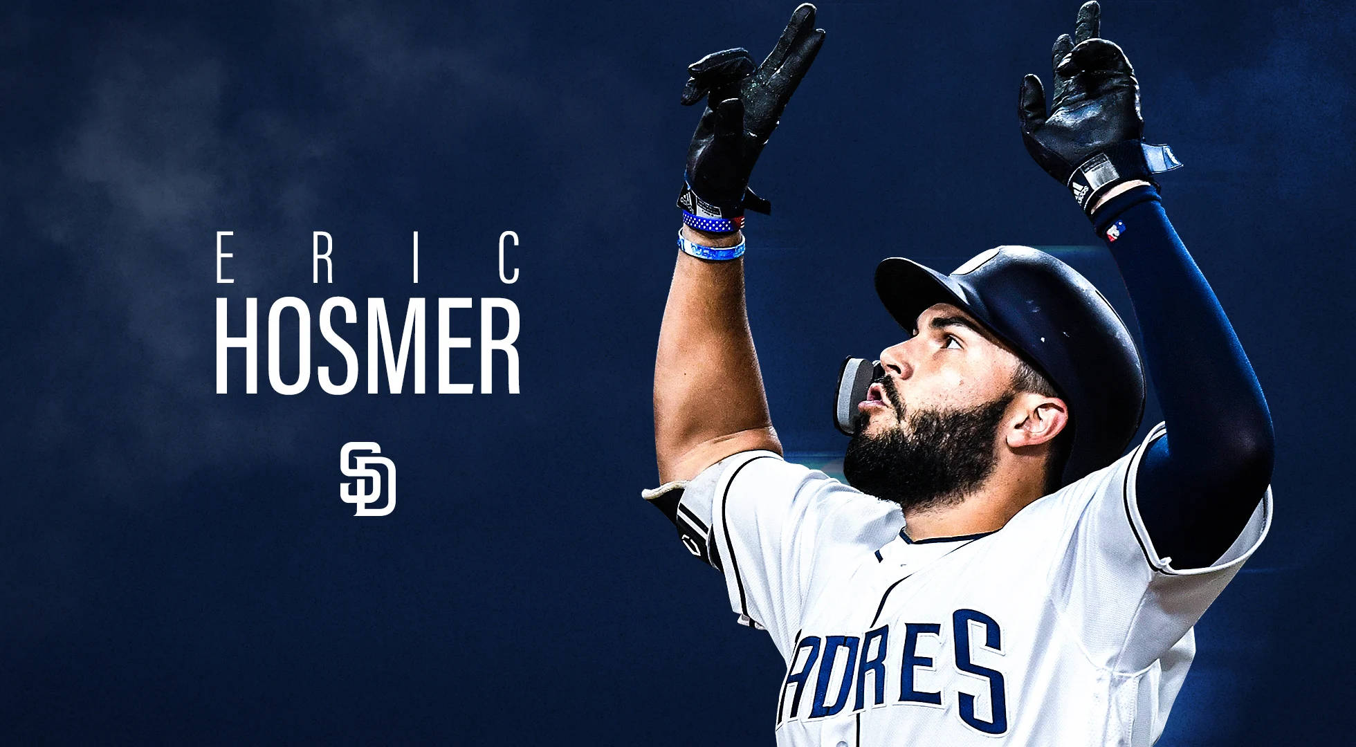 桌布 壁紙 — 身穿聖地牙哥教士隊球衣的棒球選手 Eric Hosmer 在深藍色煙霧背景前高舉戴著手套的雙手，展現勝利姿態。