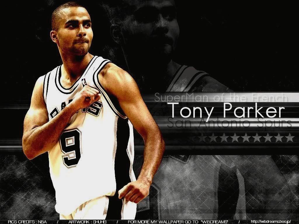 Tony Parker 桌布 壁紙 — 身穿聖安東尼奧馬刺隊球衣的Tony Parker在帶有褪色剪影和星星圖案的深色紋理背景前自信地擺姿勢。