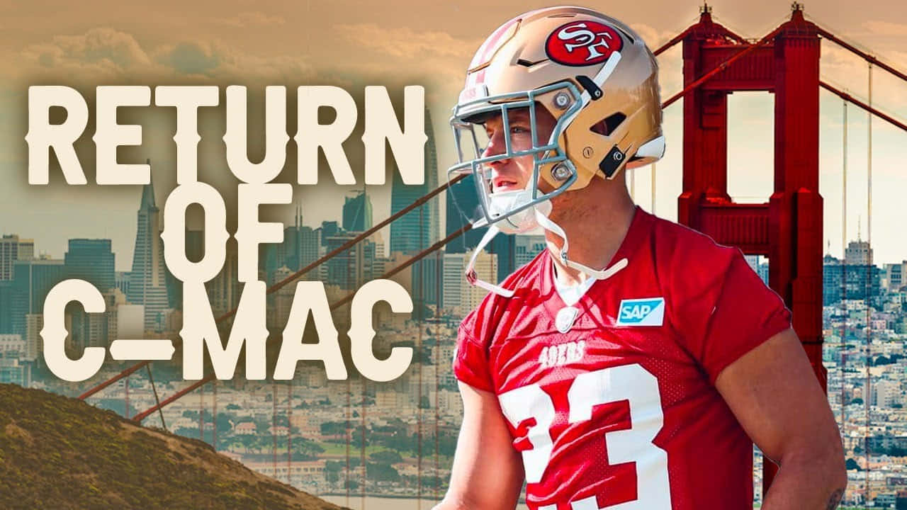 Christian Mccaffrey 桌布 壁紙 — 身穿舊金山49人隊裝備的足球員站在金門大橋前，背後是城市天際線。