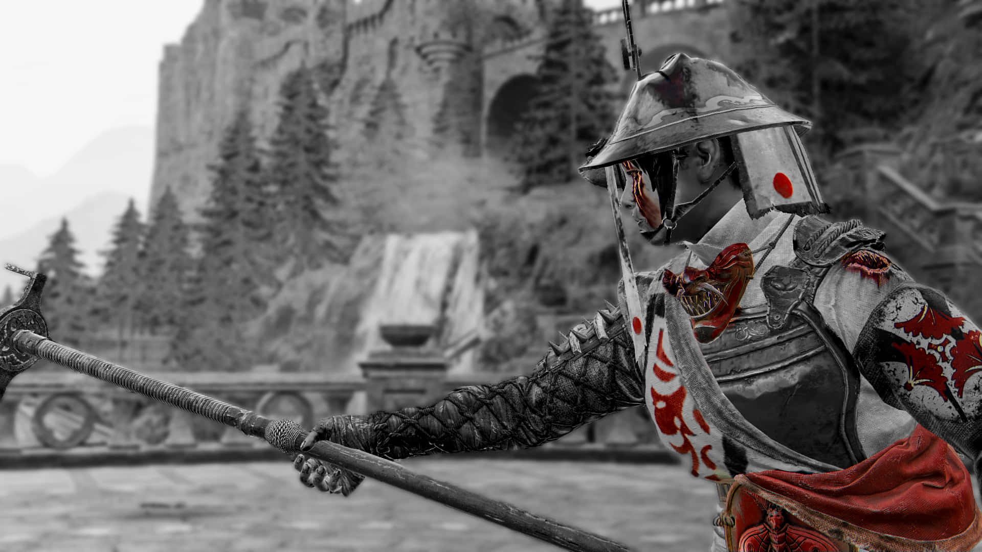 Female Samurai For Honor 桌布 壁紙 — 身穿華麗盔甲、帶有紅色血跡的騎士，在單色城堡和森林前揮舞長戟。