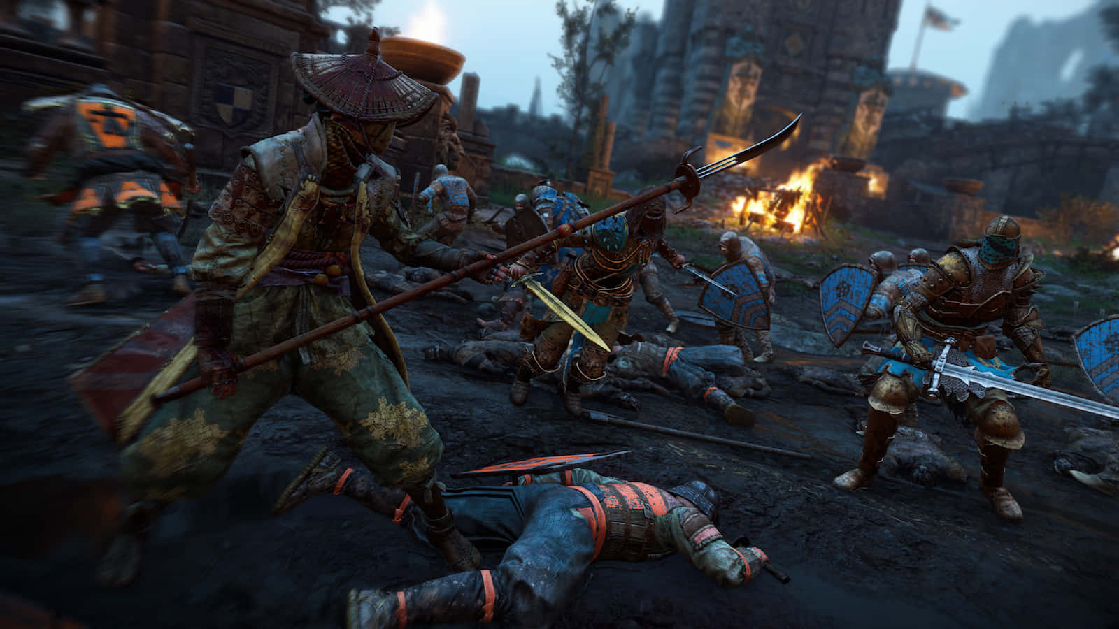 Female Samurai For Honor 桌布 壁紙 — 身穿華麗盔甲的戰士們在泥濘的戰場上，在陰沉天空下，與燃燒的火焰和石頭廢墟交戰。