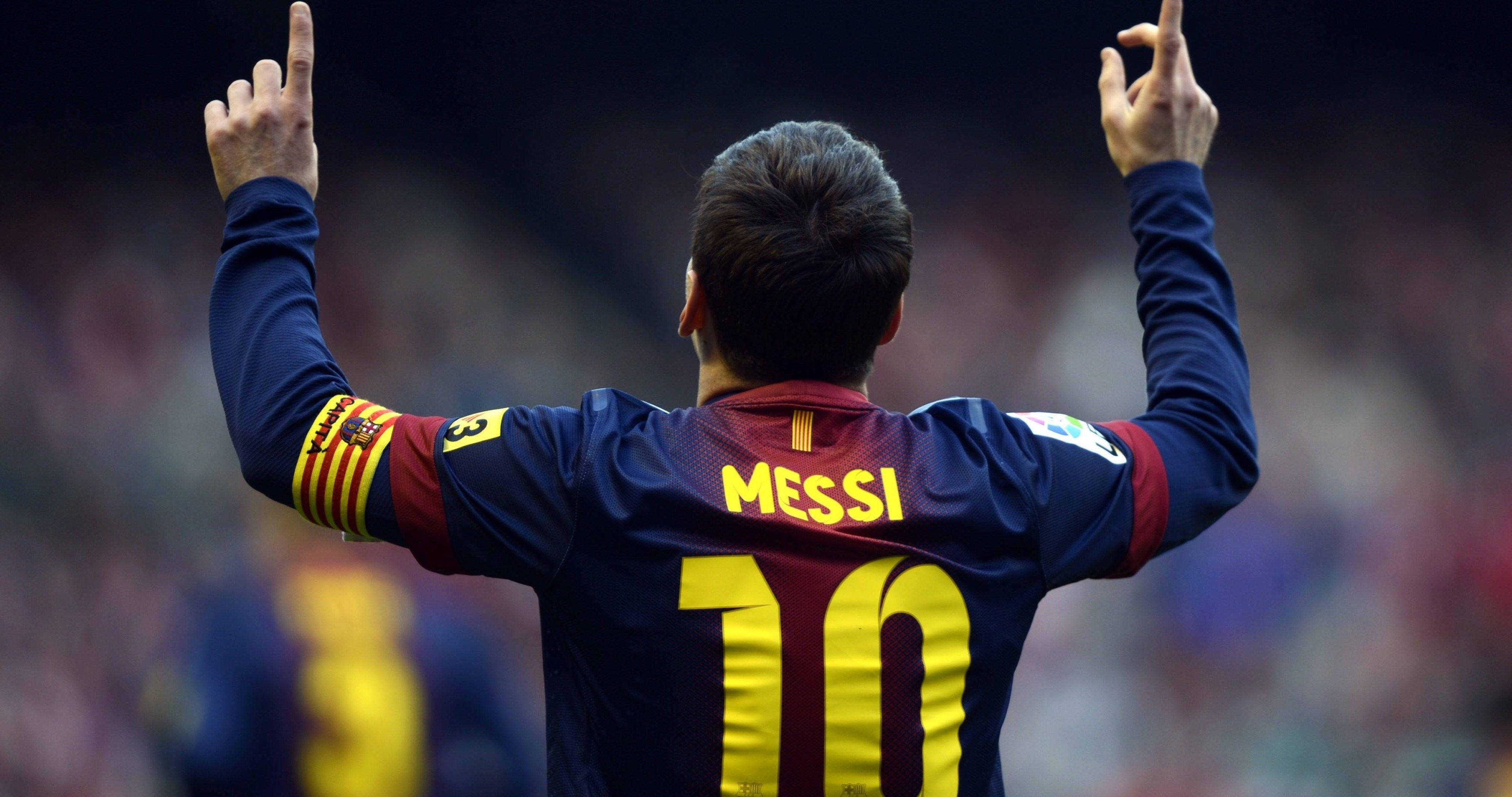 Messi 4K Ultra HD 桌布 壁紙 — 身穿藍紅球衣的足球員梅西背面，雙手舉起，食指指向上方。