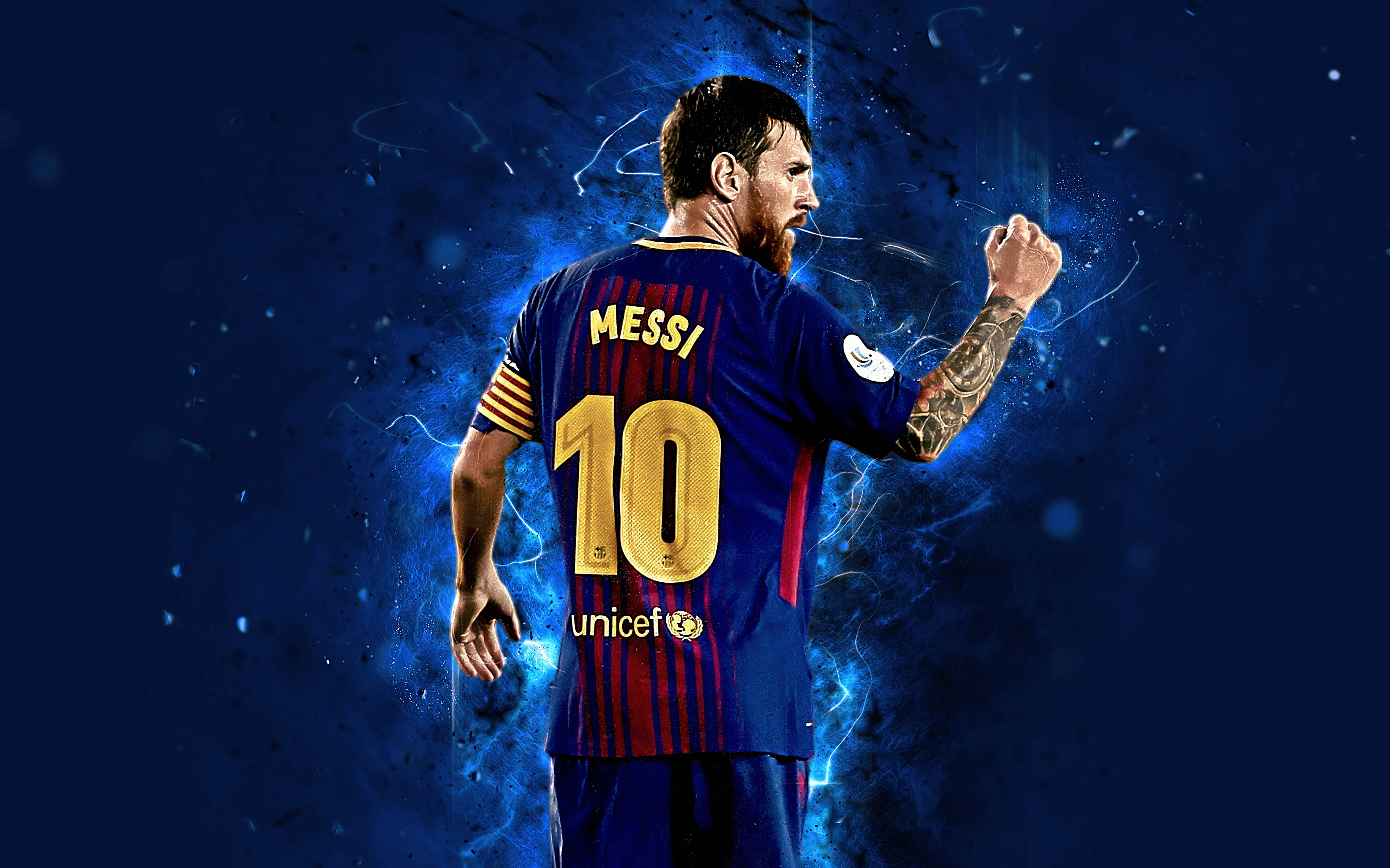 Messi 4K Ultra HD 桌布 壁紙 — 身穿藍紅間條球衣、背號10的利昂內爾·梅西，在黑暗背景下被電藍色能量從背後照亮。