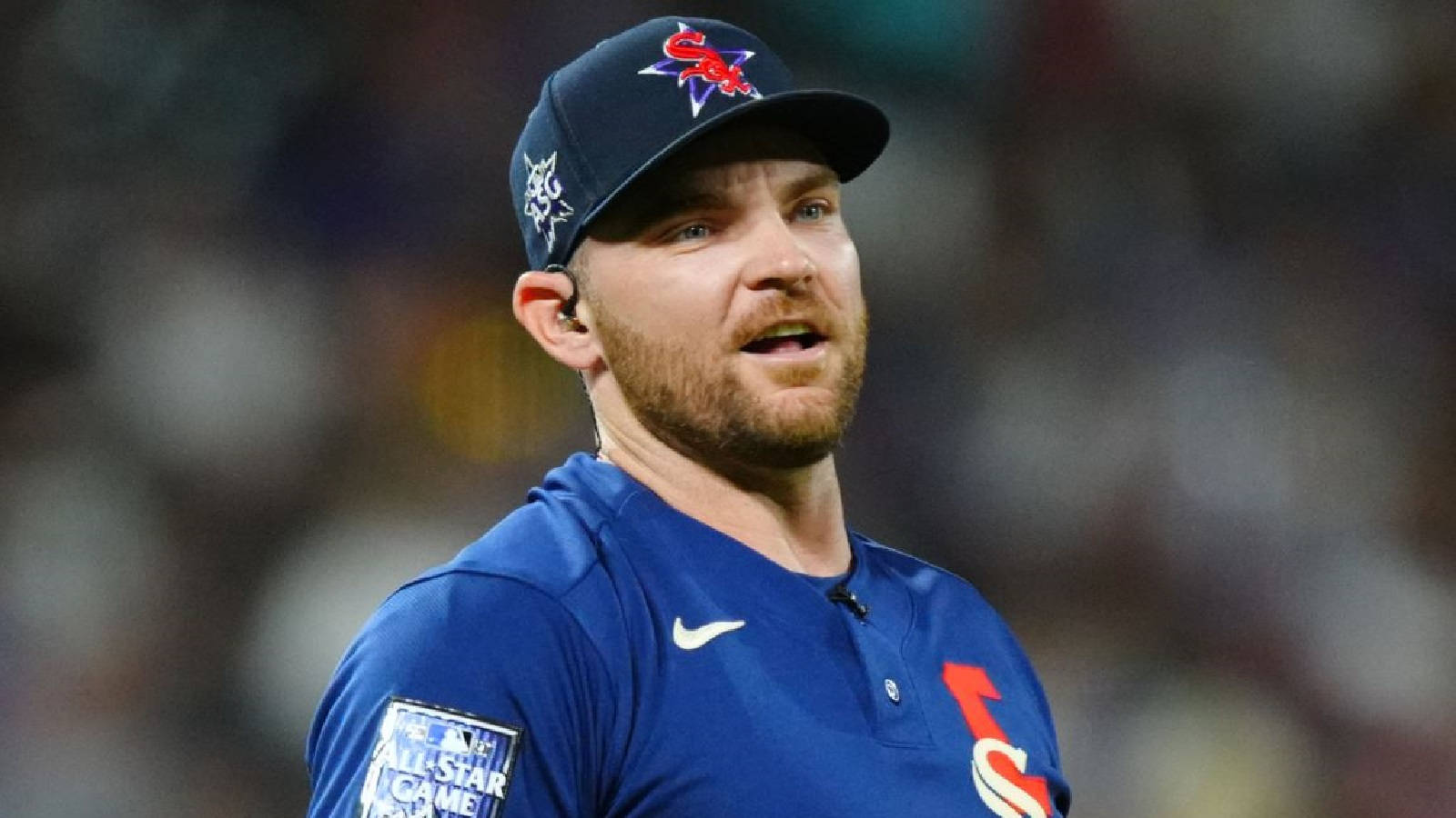 Chicago White Sox 桌布 壁紙 — 身穿藍色全明星賽球衣和帽子的棒球運動員在體育場燈光下的夜間比賽中專注地向上看。