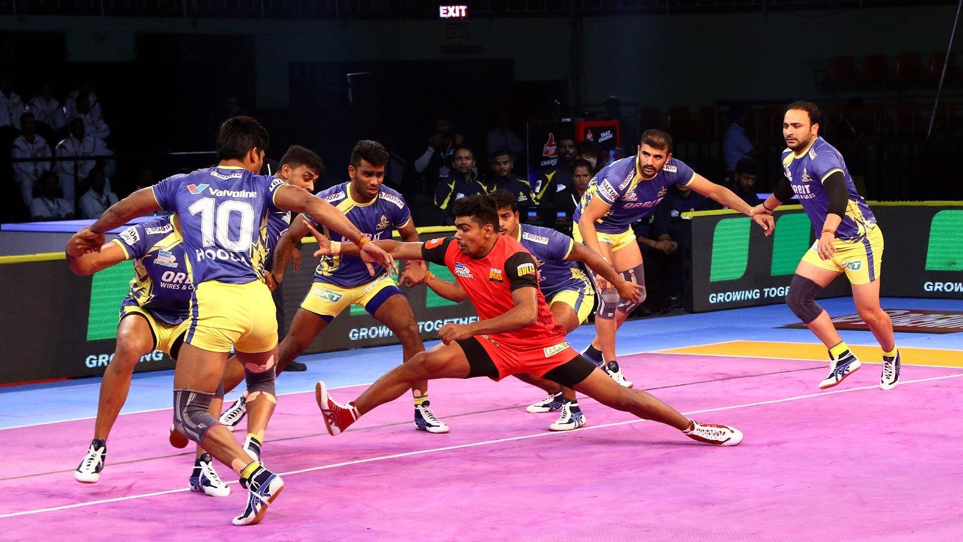 運動 桌布 壁紙 — 身穿藍色和紅色球衣的球員在充滿活力的粉紅色室內球場上激烈競爭，進行一場動態的體育比賽。