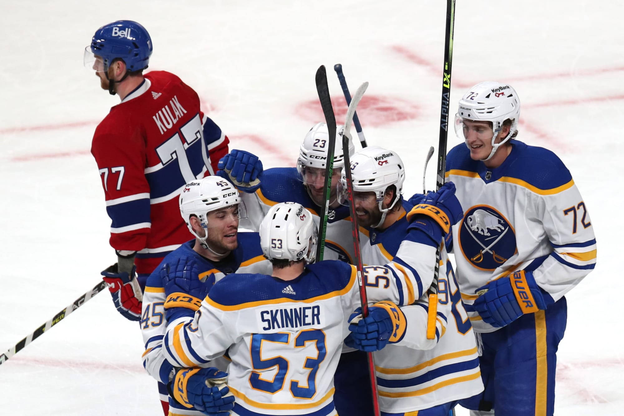 hockey 桌布 壁紙 — 身穿藍色和金色球衣的曲棍球運動員在冰上慶祝進球，高舉球棍，面露喜悅。