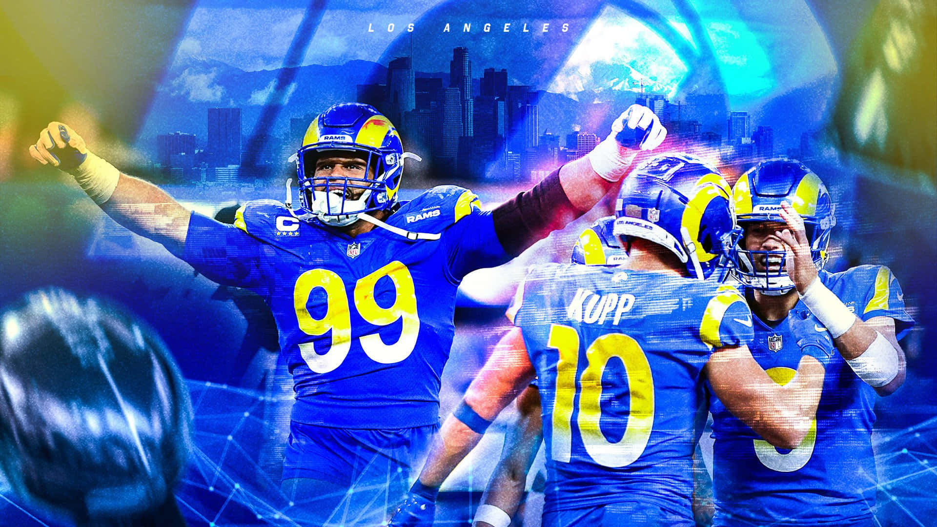 Cool Rams 桌布 壁紙 — 身穿藍色和金色球衣的洛杉磯公羊隊美式足球員，在閃爍的城市天際線背景下勝利慶祝。