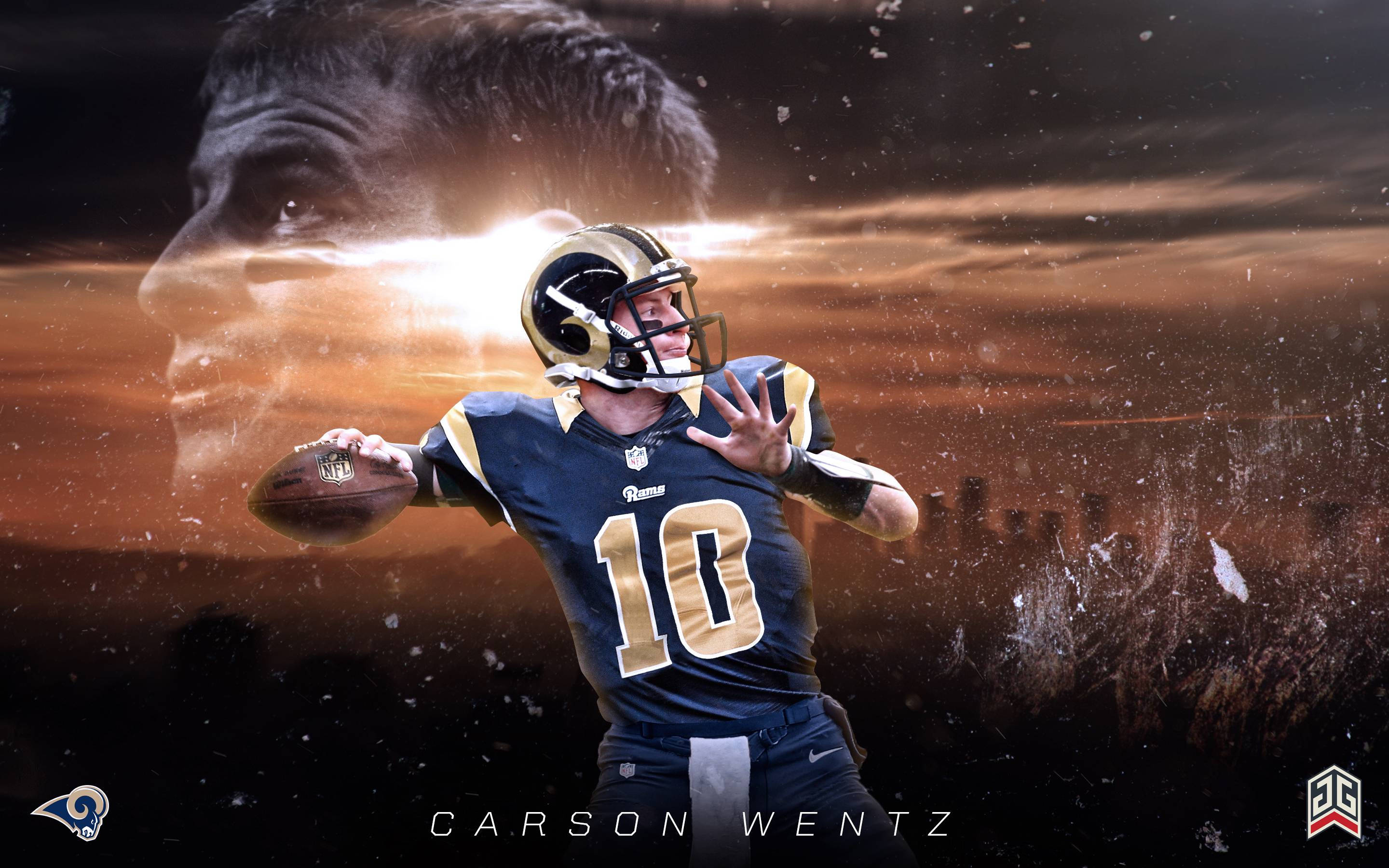 運動 桌布 壁紙 — 身穿藍色和金色球衣的足球四分衛 Carson Wentz 在戲劇性的日落背景下傳球，他幽靈般的臉龐在身後若隱若現。