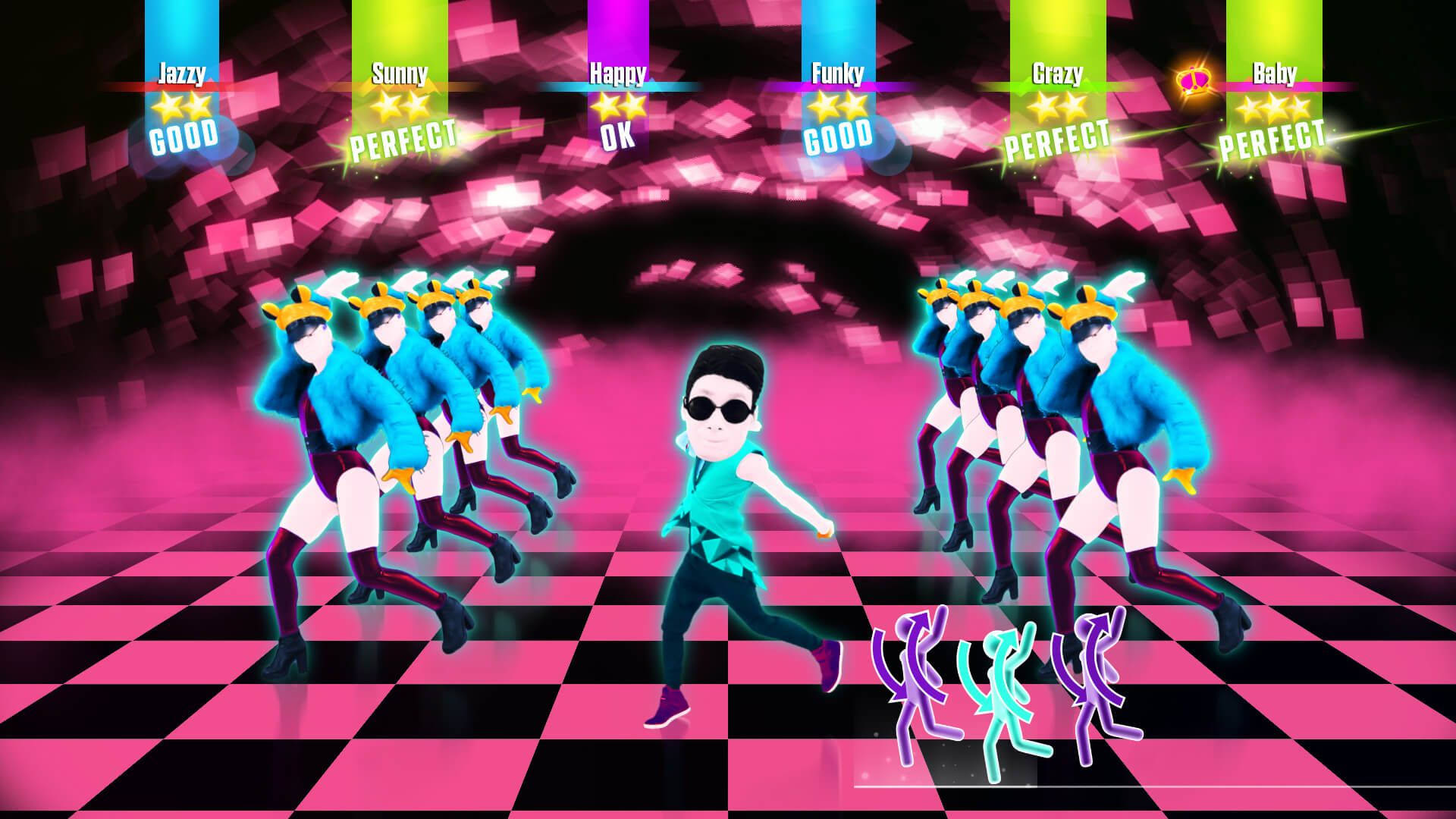 Just Dance 桌布 壁紙 — 身穿藍色服裝的充滿活力的霓虹舞者在發光的記分牌下，在粉紅色和黑色格子地板上表演同步動作。