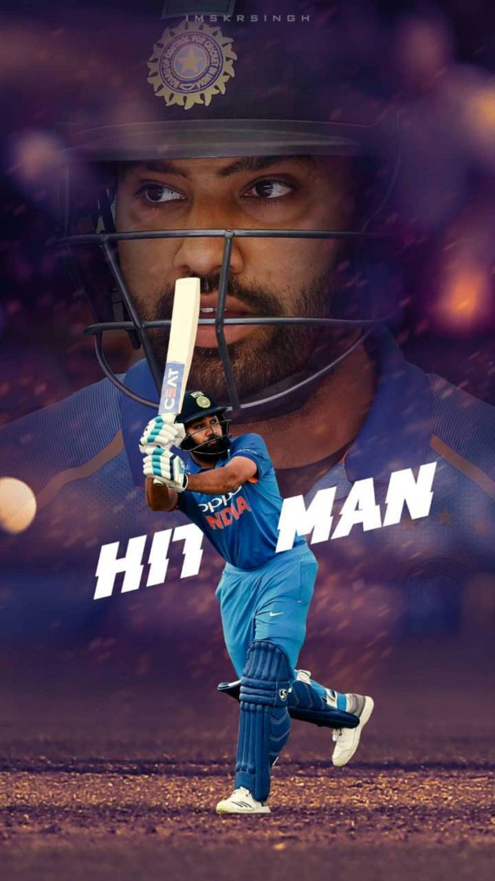 Rohit Sharma 桌布 壁紙 — 身穿藍色球衣的板球運動員，戴著頭盔，揮動球棒，背景為紫色散景，並有「HIT MAN」字樣。