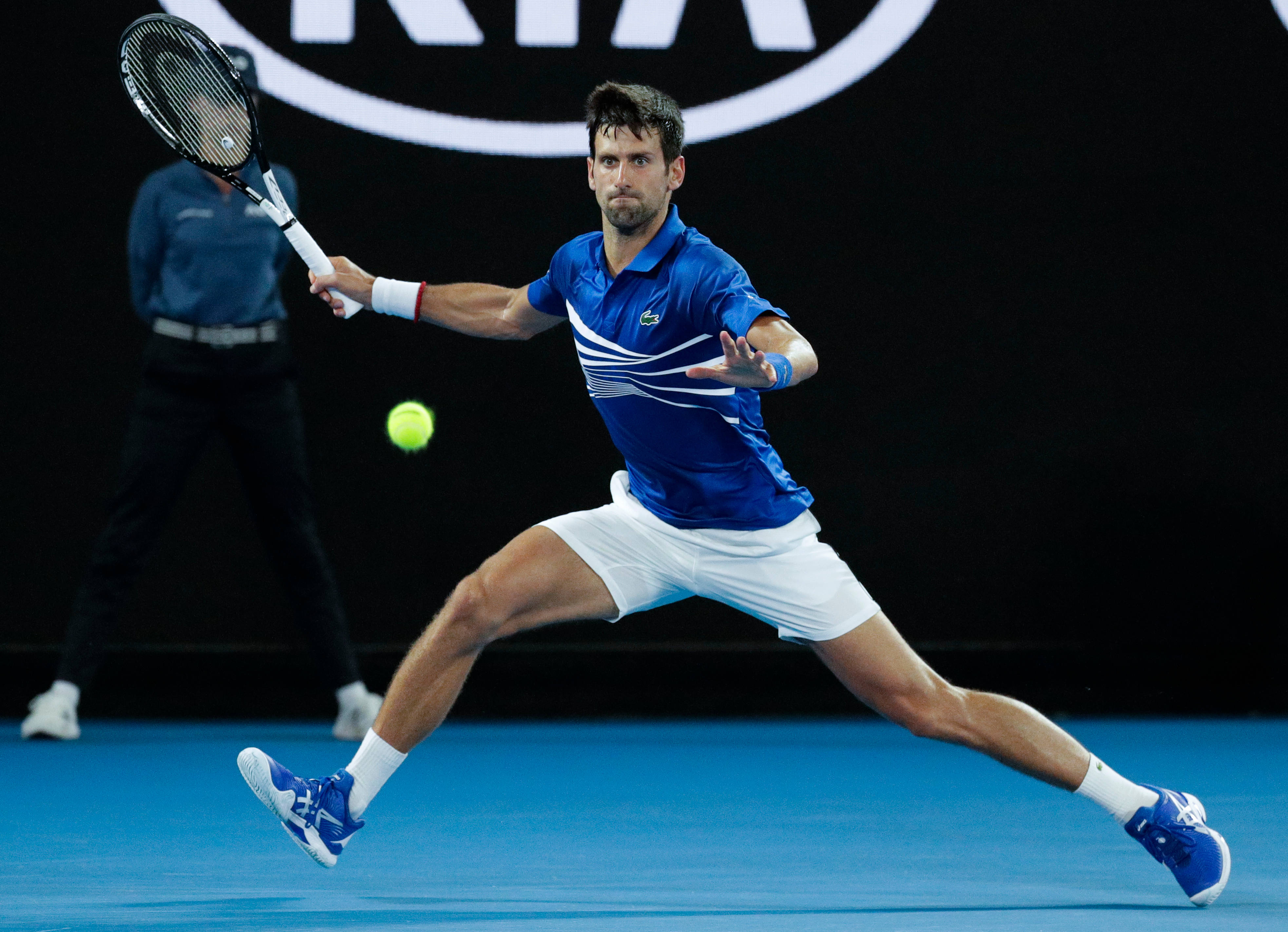 Novak 桌布 壁紙 — 身穿藍色球衣的網球選手向前撲去，在充滿活力的藍色球場上擊打一個亮黃色的球。