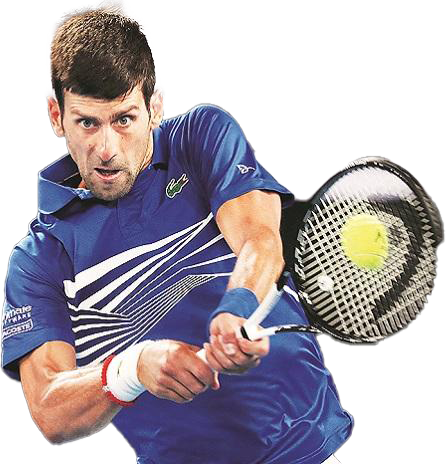 Novak 桌布 壁紙 — 身穿藍色襯衫的網球選手在白色背景下，專注地揮拍擊打黃色網球。