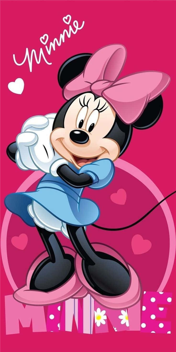 Minnie Mouse Pink 桌布 壁紙 — 身穿藍色連衣裙和粉色蝴蝶結的米妮老鼠在充滿心形的鮮豔粉色背景上開心地微笑。