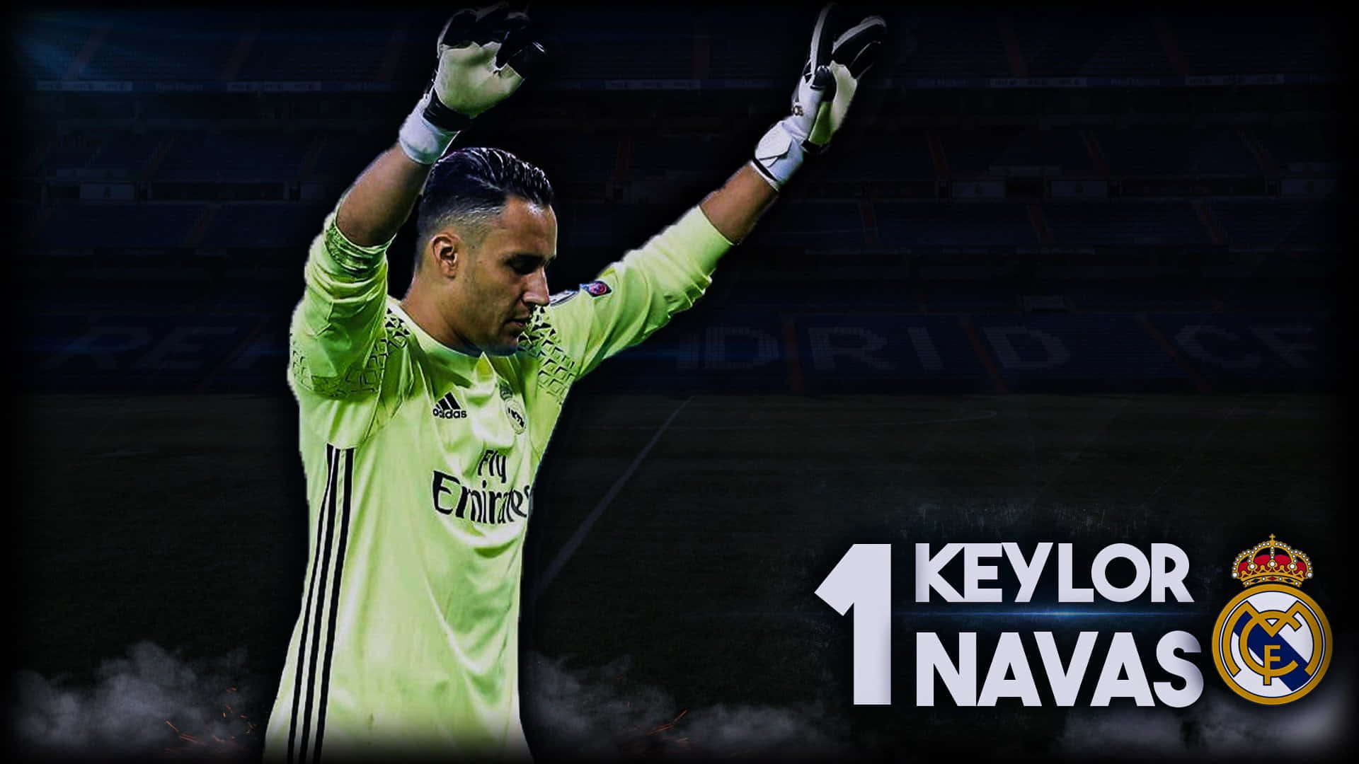 Keylor Navas 桌布 壁紙 — 身穿螢光綠色球衣的守門員凱洛爾·納瓦斯在昏暗的足球場上舉起戴著手套的雙手慶祝勝利。