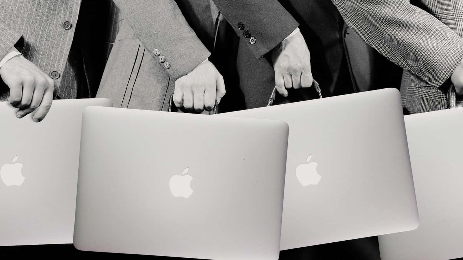 筆電 桌布 壁紙 — 身穿西裝的商務人士排成一排手持Apple筆記型電腦的黑白照片。