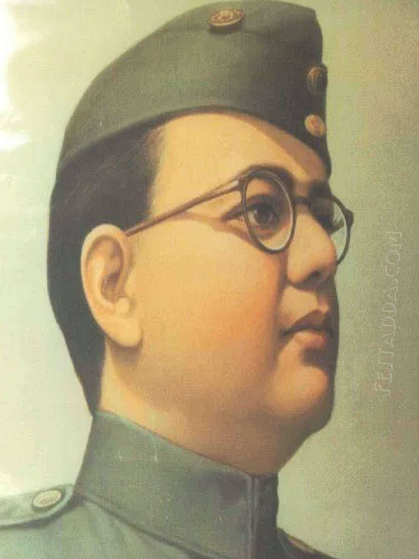 印度 桌布 壁紙 — 身穿軍服、戴圓框眼鏡的男子肖像，若有所思地望向一旁。