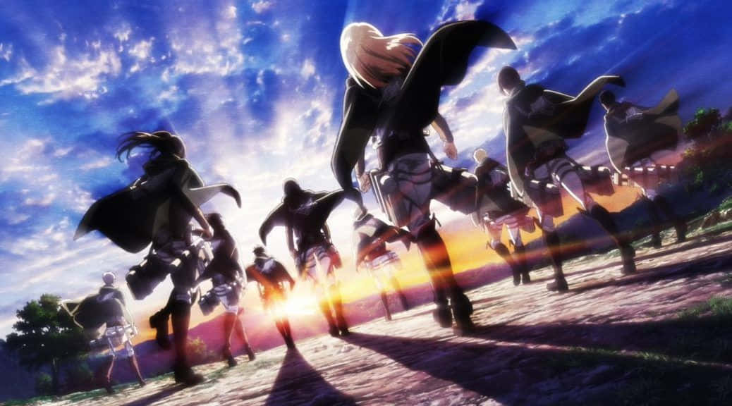 Attack On Titan Season 2 桌布 壁紙 — 身穿軍裝的動畫角色在陽光普照的田野上奔跑，背景是帶有雲朵的戲劇性藍天。