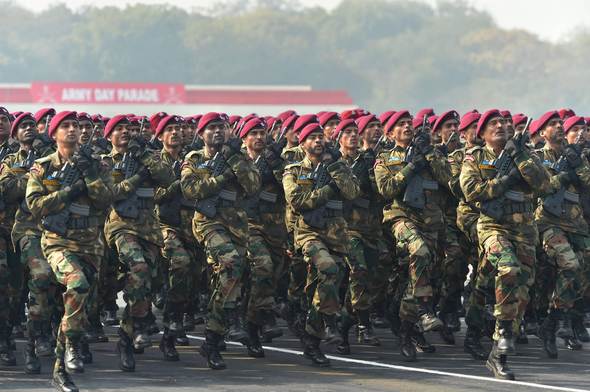 身穿制服的士兵在軍事閱兵中以隊列行進。 — 印度軍隊 壁紙