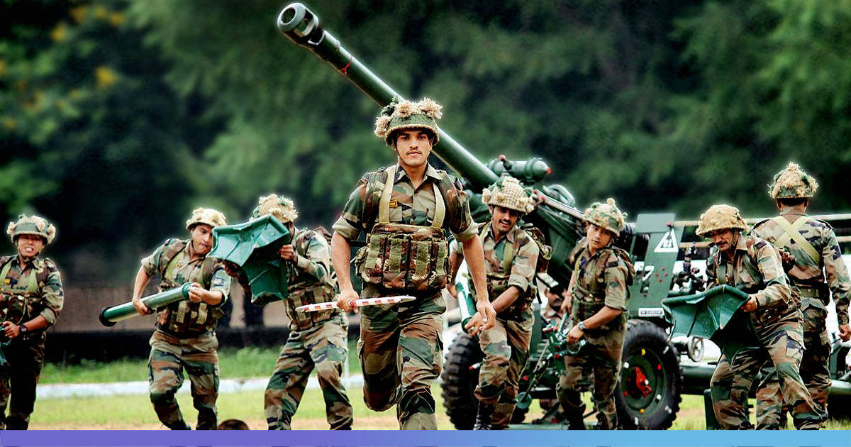 士兵在草地上扛著火炮，背景有樹木 — 印度軍隊 壁紙