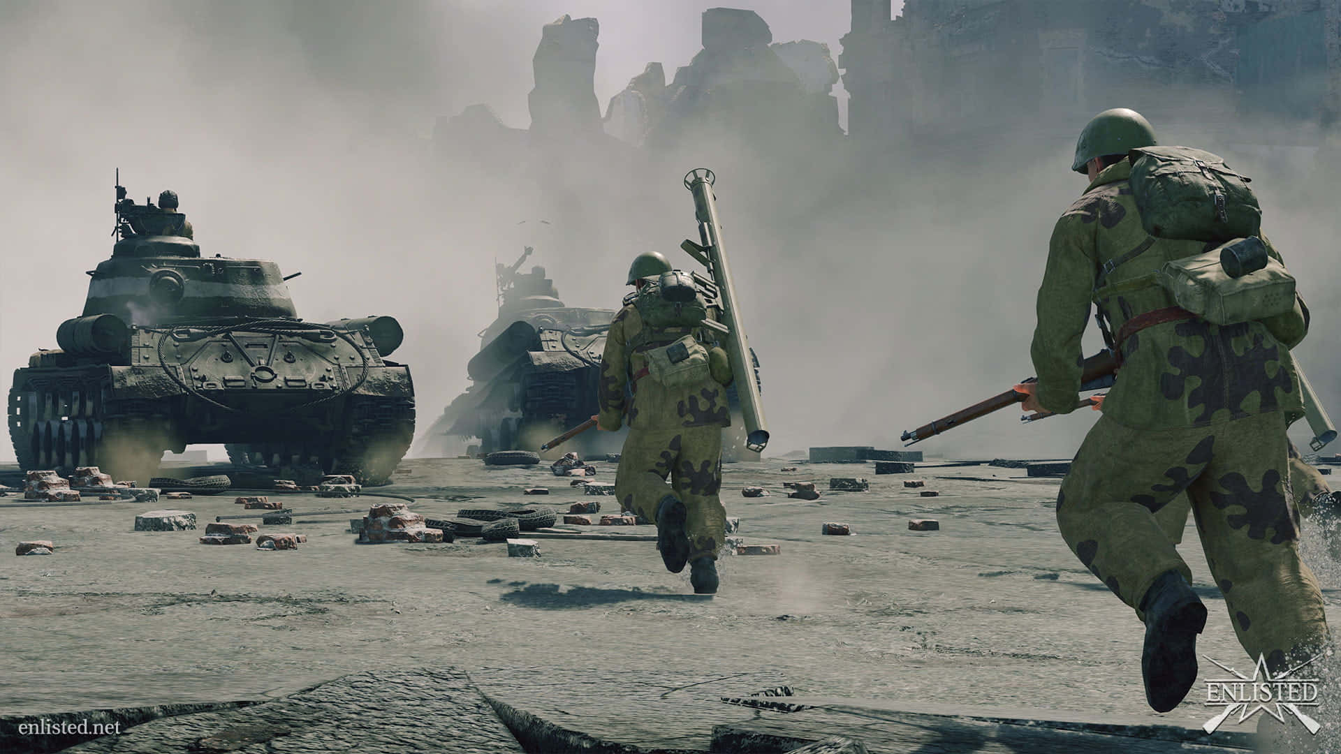 soldier 桌布 壁紙 — 身穿迷彩服的士兵在煙霧瀰漫的天空下，穿越坦克揚起灰塵的戰火摧殘戰場。
