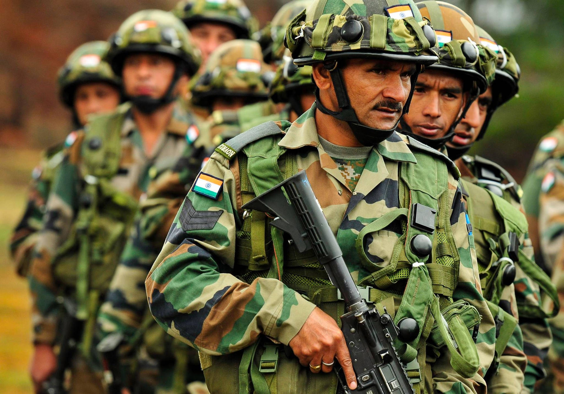 一排身穿迷彩軍服的印度士兵在戶外手持步槍。 — 印度軍隊 壁紙