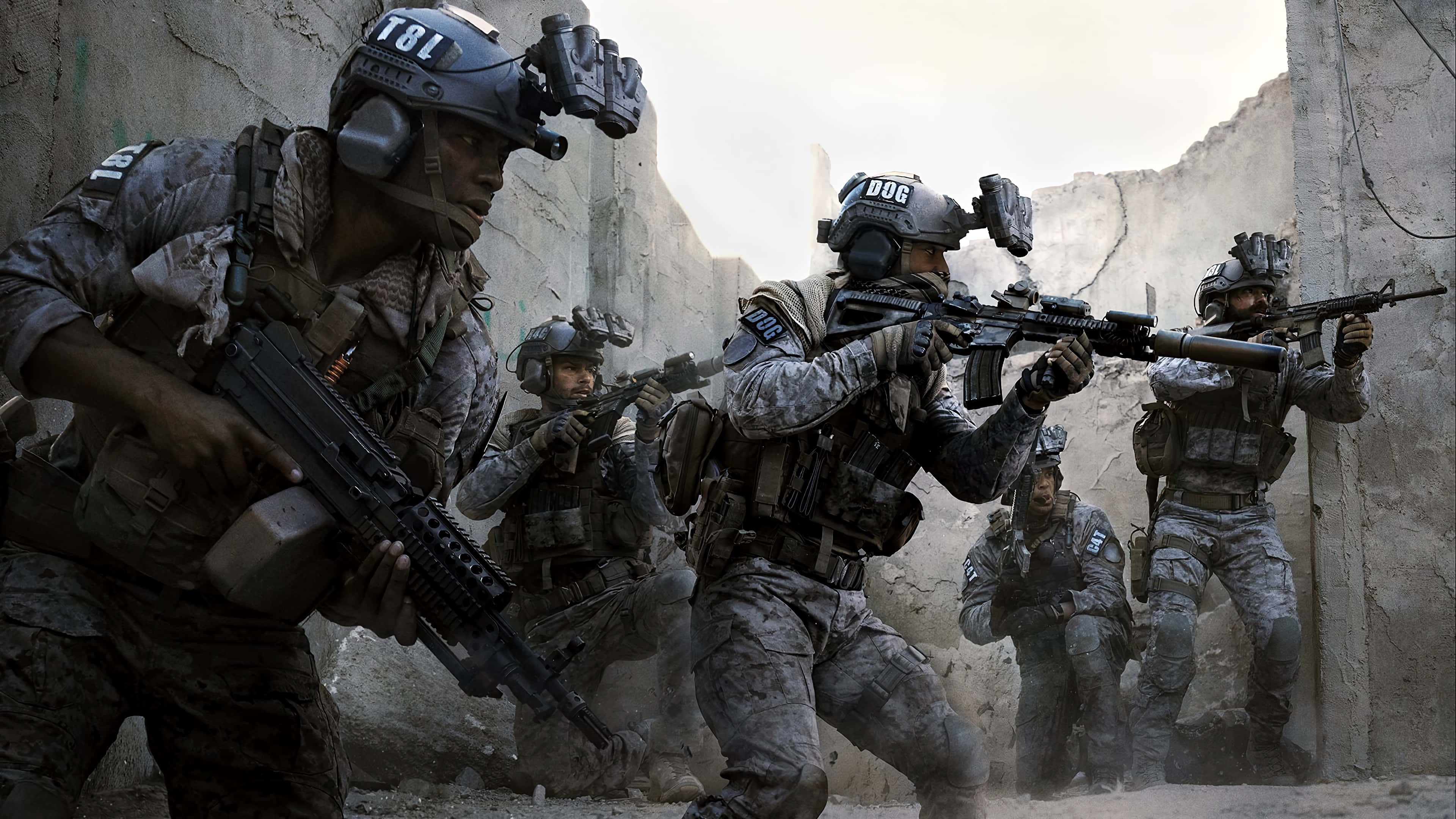 soldier 桌布 壁紙 — 身穿迷彩裝備的士兵，手持步槍，穿過戰火摧殘的城市小巷前進。