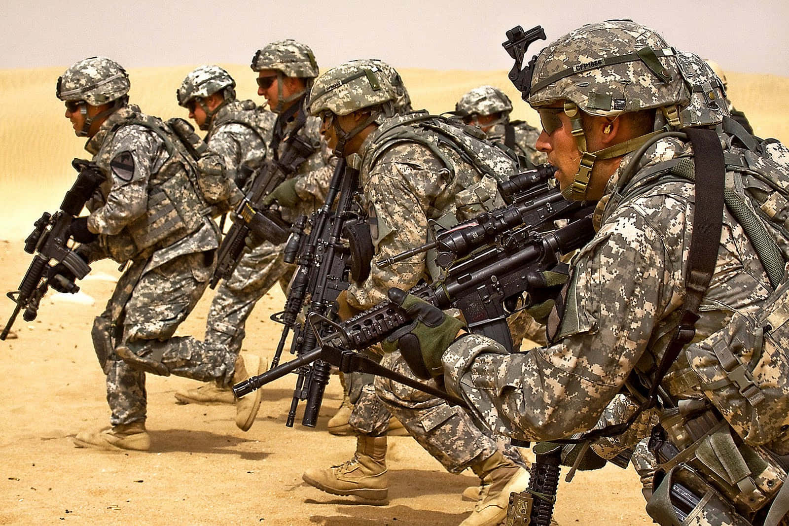 沙漠 桌布 壁紙 — 身穿迷彩裝備的士兵在明亮的日光下以沙漠陣型前進。