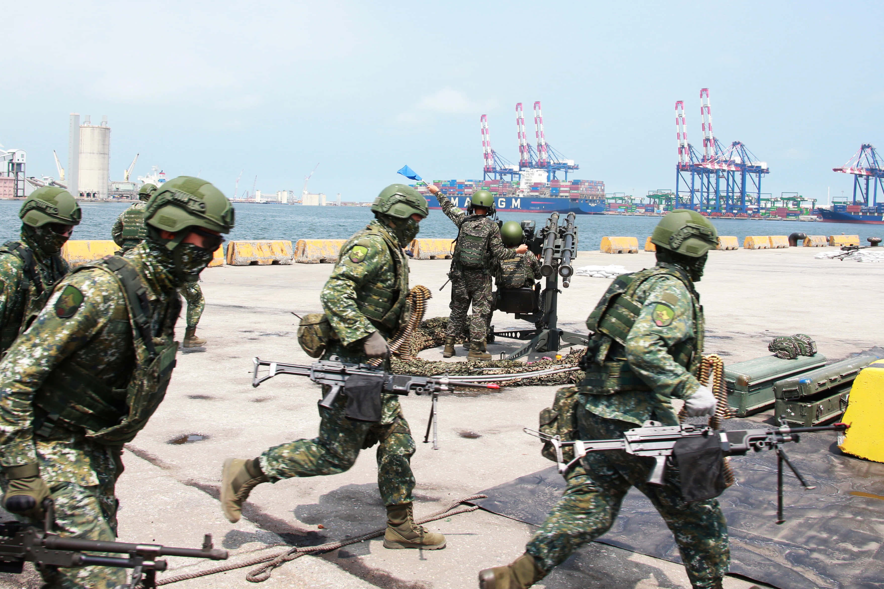 戰爭動圖 桌布 壁紙 — 身穿迷彩裝備的士兵手持步槍衝過港口碼頭，背景可見貨船和起重機。