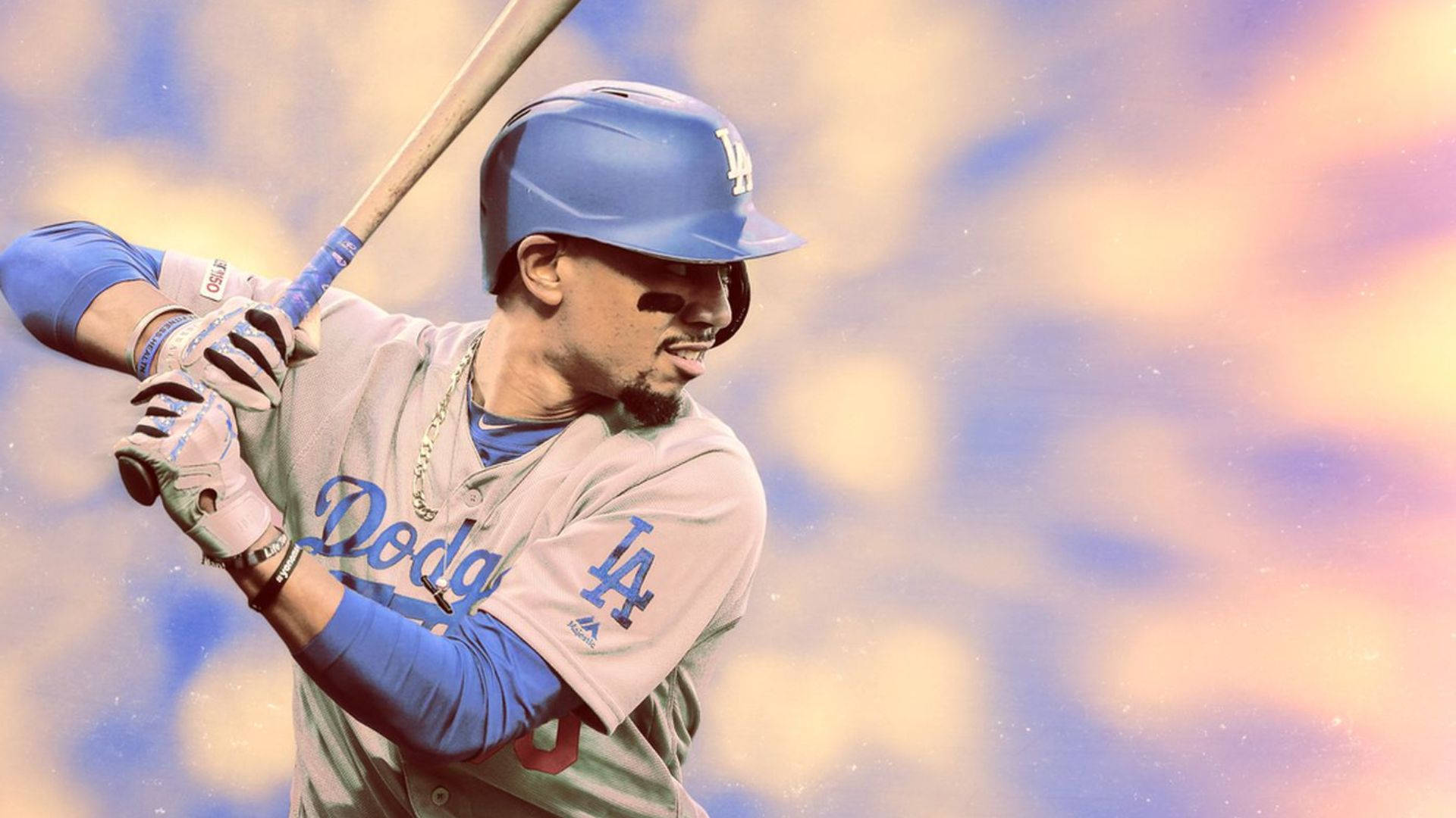 Mookie Betts 桌布 壁紙 — 身穿道奇隊球衣的棒球選手，在充滿活力的日落天空下，專注地揮棒。