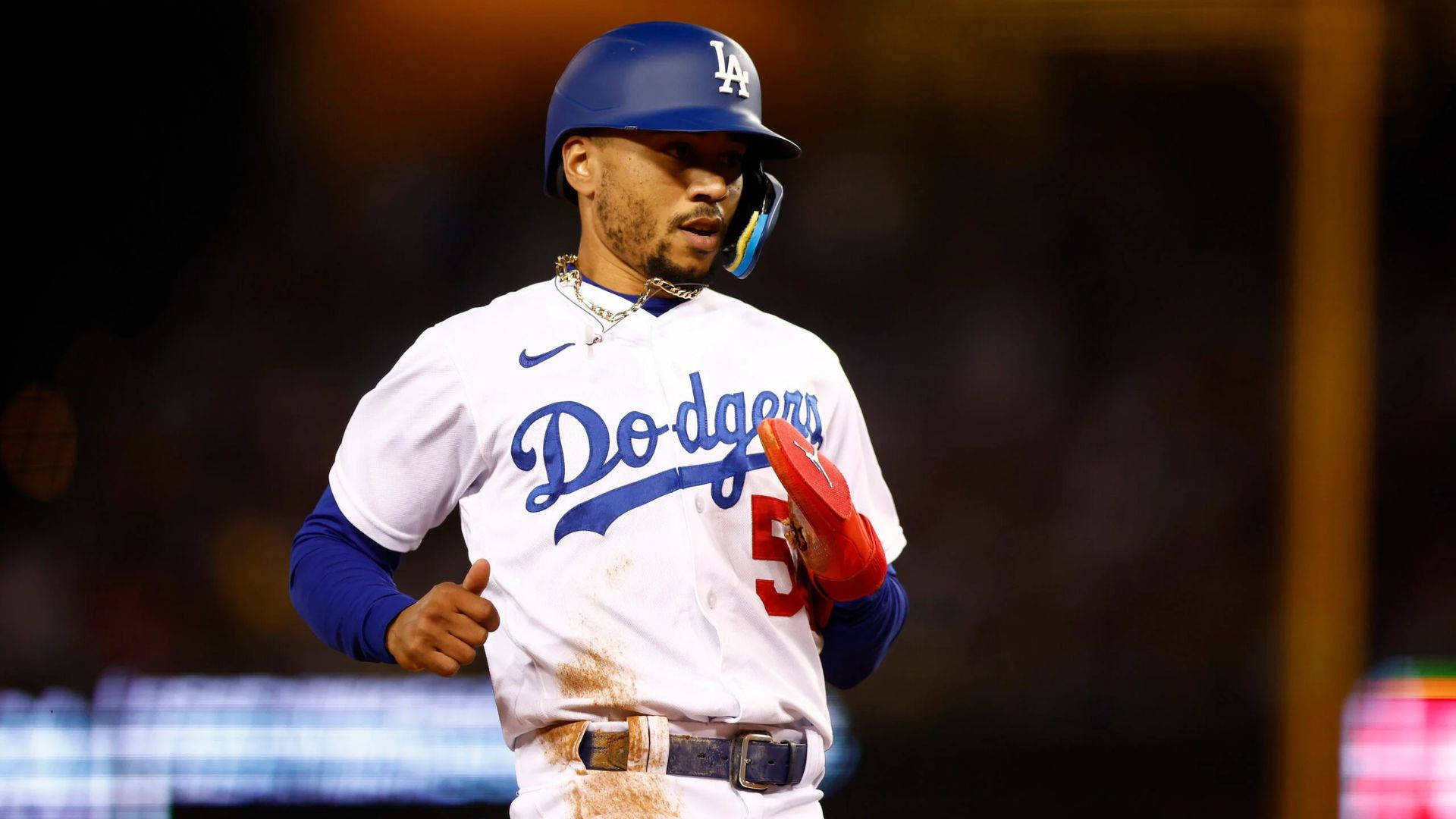 Mookie Betts 桌布 壁紙 — 身穿道奇隊球衣的棒球選手在夜間球場燈光下專注地奔跑。